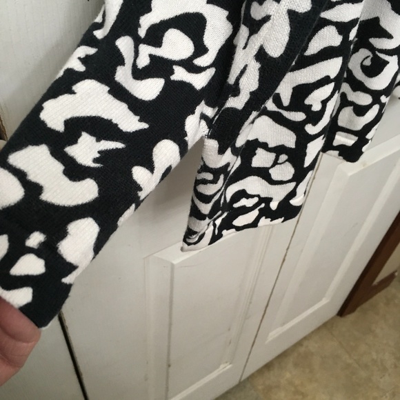 C.D. Daniels Blouse Sweater - Picture 7 of 7